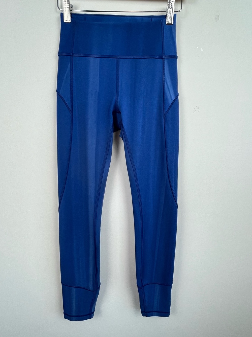 Lululemon In Movement Tight 25” Spray Dye Everlux in dark cobalt & white, size 4